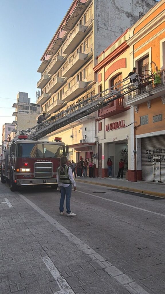 RESCATAN BOMBEROS Y PC MUNICIPAL A ADULTA MAYOR ATRAPADA EN BALCÓN DEL CENTRO HISTÓRICO DE VERACRUZ