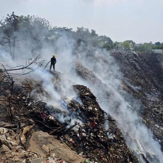 SE REACTIVAN PUNTOS HUMEANTES EN ZONA NORTE; ATIENDEN BOMBEROS DE VERACRUZ