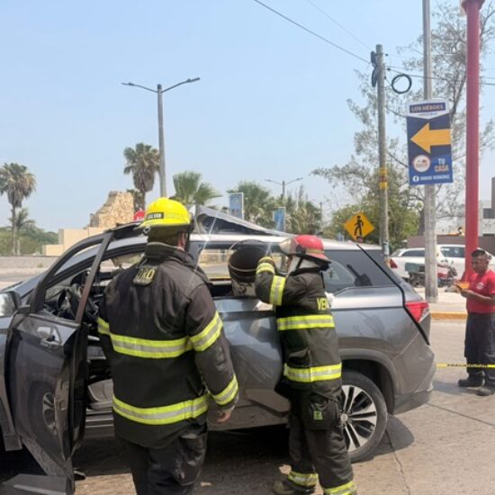 ATIENDE PC MUNICIPAL DE VERACRUZ EXPLOSIÓN DE CILINDRO DE GAS LP EN VEHÍCULO PARTICULAR