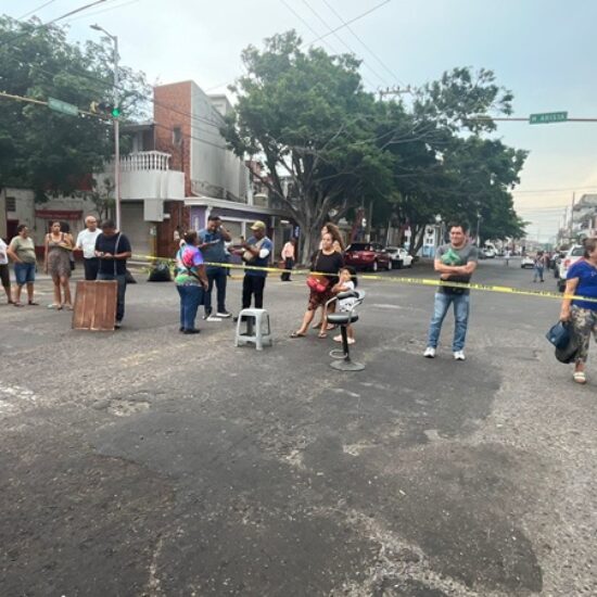 BLOQUEAN LA AVENIDA HIDALGO POR FALTA DE ENERGÍA ELECTRICA
