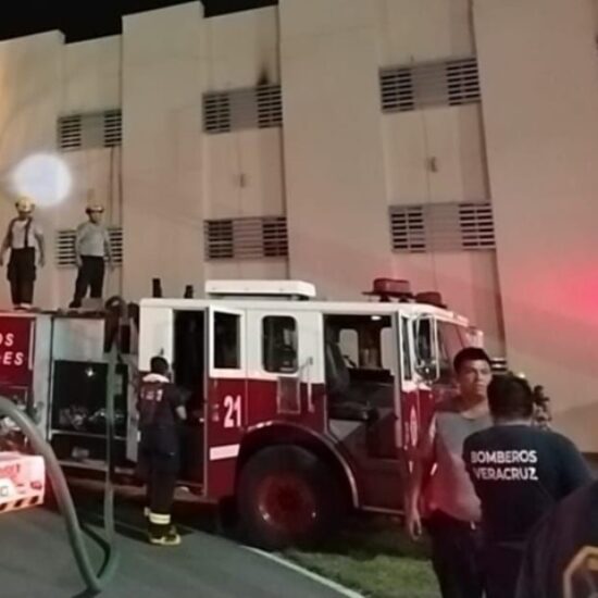 BOMBEROS Y PROTECCIÓN CIVIL MUNICIPAL DE VERACRUZ CONTROLAN SINIESTRO EN ESCUELA NÁUTICA MERCANTE; EVACÚAN 82 PERSONAS