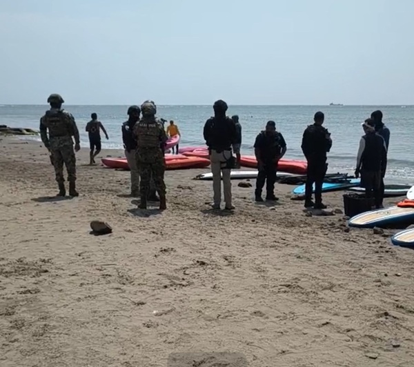 80 JOVENES QUEDARON VARADOS EN EL MAR, ESTABAN PRACTICANDO KAYAK Y PADDLE