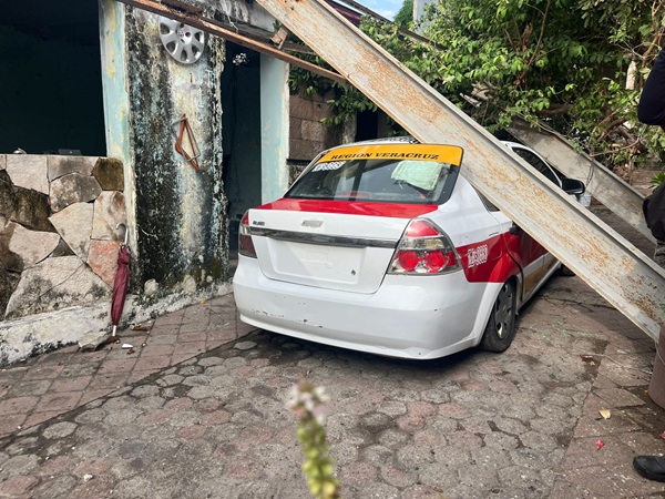 ESPECTACULAR CAE Y CAUSA DAÑOS EN VIVIENDA Y TAXI