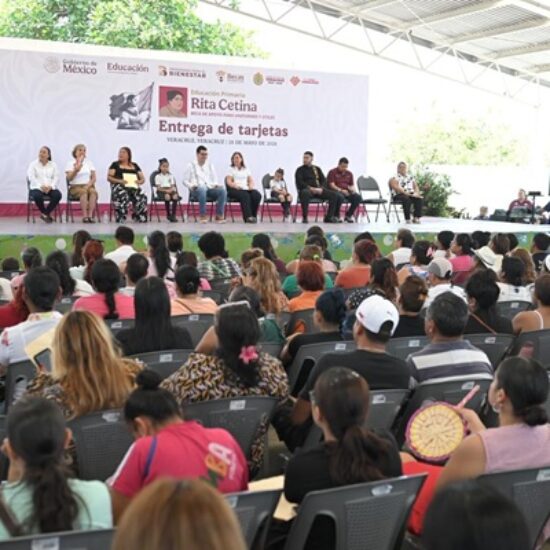 ENTREGA DE BECAS “RITA CETINA” FORTALECE BIENESTAR Y EDUCACIÓN DE FAMILIAS DE LA CIUDAD DE VERACRUZ: ROSA MARÍA