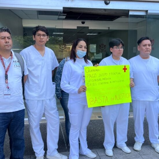 PERSONAL DE ENFERMERIA DEL ISSSTE SE MANIFIESTA POR FALTA DE PAGOS