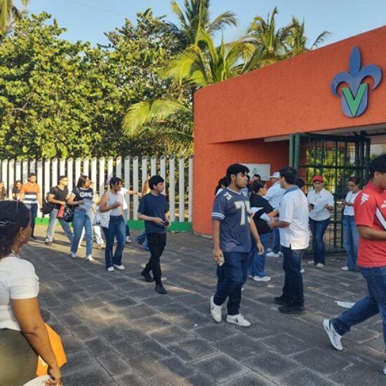 ASPIRANTES A LA UV ACUDEN A HACER SU EXAMEN