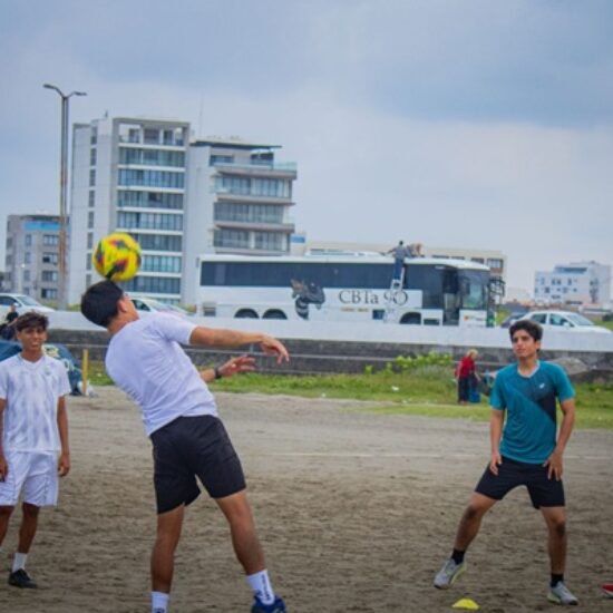 CONECTAN LOS PIRATAS FC CON SU AFICIÓN, EN PRIMER ENTRENAMIENTO A LA ORILLA DEL MAR