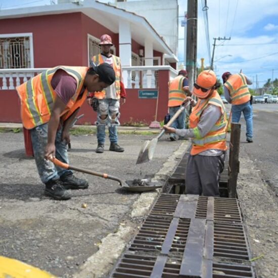 LIMPIEZA PREVENTIVA DE CANALES AGILIZA EL DESFOGUE DE AGUA PLUVIAL TRAS INTENSAS LLUVIAS EN VERACRUZ
