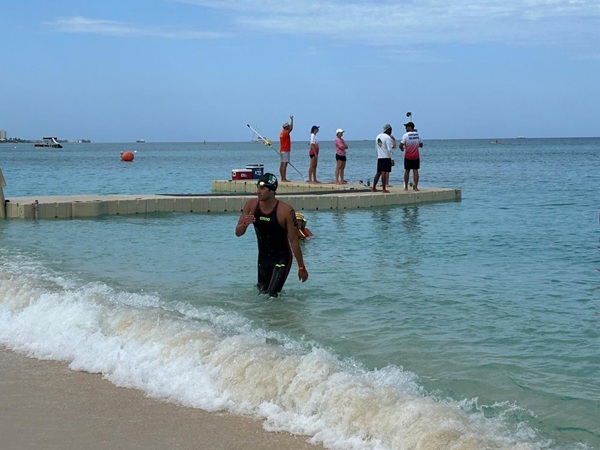 VERACRUZANO RAMSÉS MIRANDA CON PODIO DE AGUAS ABIERTAS EN ISLAS CAIMÁN