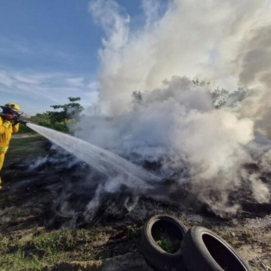 CONTROLAN BOMBEROS INCENDIO POR QUEMA DE LLANTAS EN PASEO DE LAS PALMAS II; CONTINÚAN LABORES DE ENFRIAMIENTO