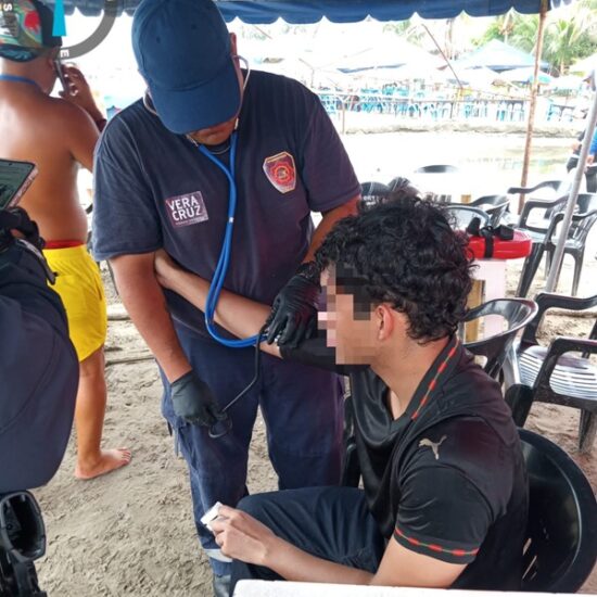 GUARDAVIDAS MUNICIPALES DE VERACRUZ RESCATAN A JOVEN EN RIESGO EN PLAYA VILLA DEL MAR