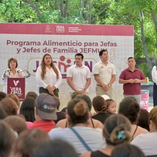 REITERA ROSA MARÍA COMPROMISO CON LAS FAMILIAS VERACRUZANAS MEDIANTE LA ENTREGA DE APOYOS DE JEFMUN