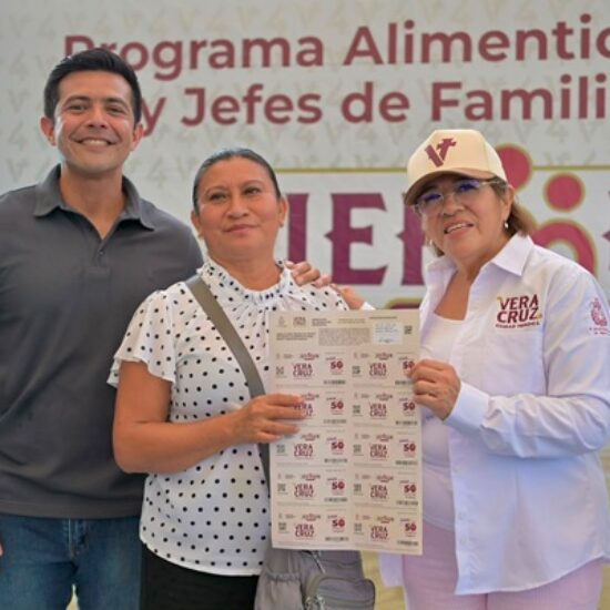 ENTREGA DE VALES DEL PROGRAMA ALIMENTICIO EN LA COLONIA 21 DE ABRIL
