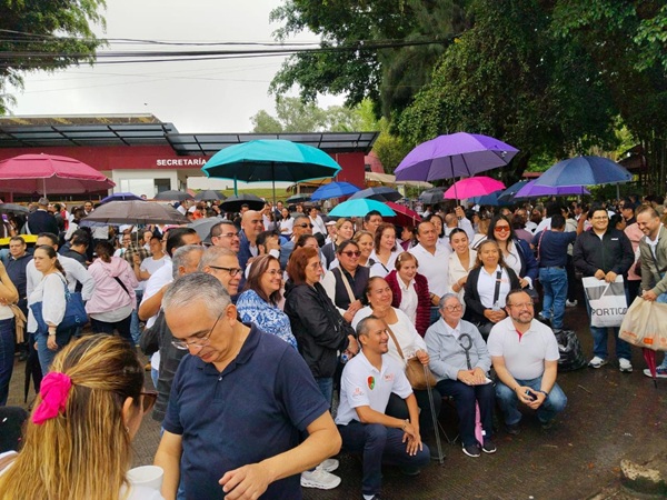 MAESTROS DE LA SECCIÓN 32 DEL SNTE TOMAN DE MANERA PACÍFICA LAS OFICINAS DE LA SEV Y EXIGEN SOLUCIÓN A DEMANDAS DEL MAGISTERIO VERACRUZANO
