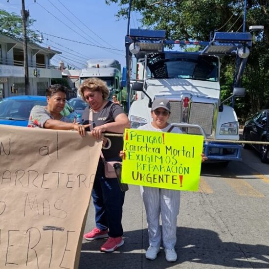 HABITANTES DE COMUNIDADES DE EMILIANO ZAPATA BLOQUEAN CARRETERA XALAPA-COATEPEC, VÍA LAS TRANCAS