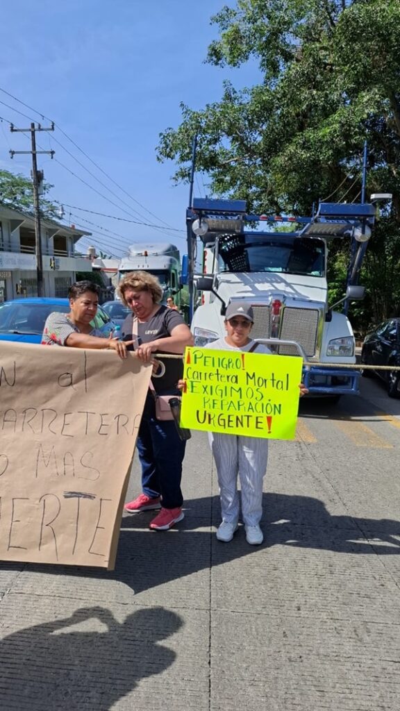 HABITANTES DE COMUNIDADES DE EMILIANO ZAPATA BLOQUEAN CARRETERA XALAPA-COATEPEC, VÍA LAS TRANCAS