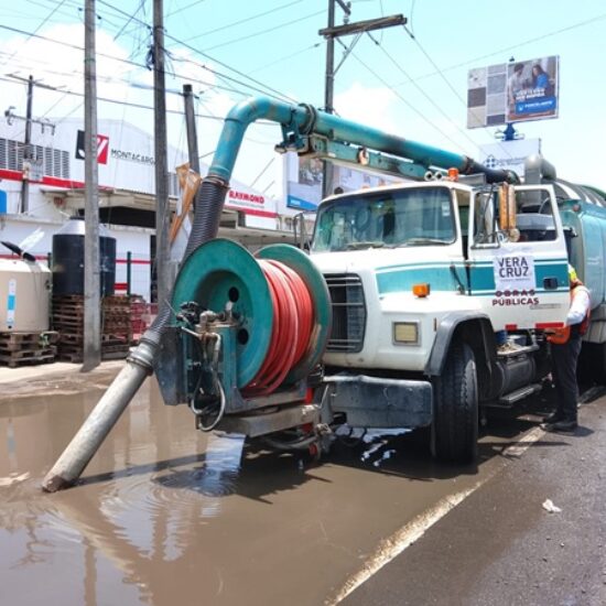 COADYUVA AYUNTAMIENTO DE VERACRUZ PARA MITIGAR ACUMULACIÓN DE AGUA EN TRAMO FEDERAL A LA ALTURA DE LAS AMAPOLAS