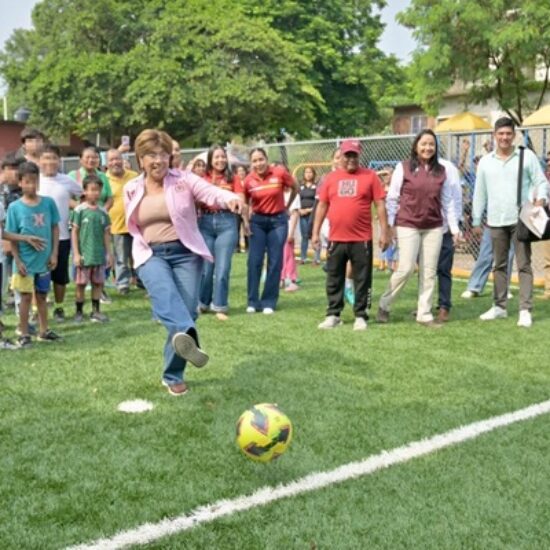 INAUGURA ROSA MARÍA NUEVA CANCHA DEPORTIVA EN LA POCHOTA