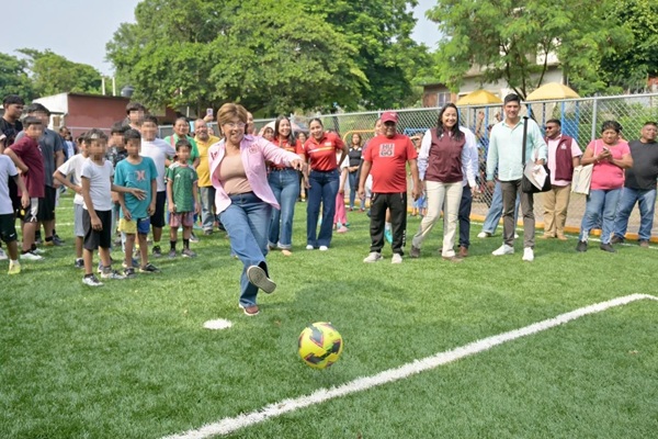 INAUGURA ROSA MARÍA NUEVA CANCHA DEPORTIVA EN LA POCHOTA