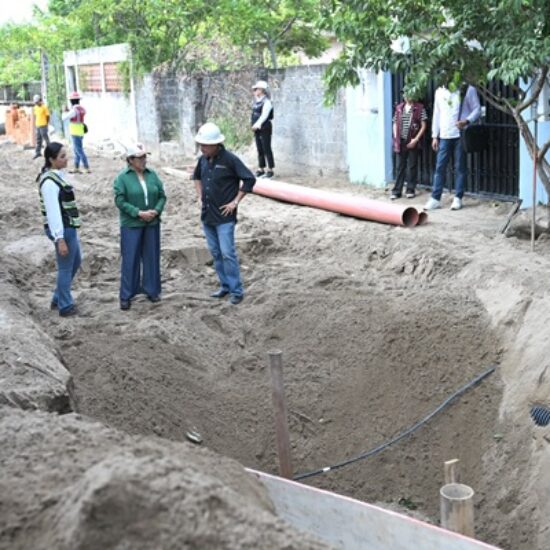 SUPERVISA ROSA MARÍA CONSTRUCCIÓN DE DRENAJE SANITARIO EN LOMAS DEL VERGEL