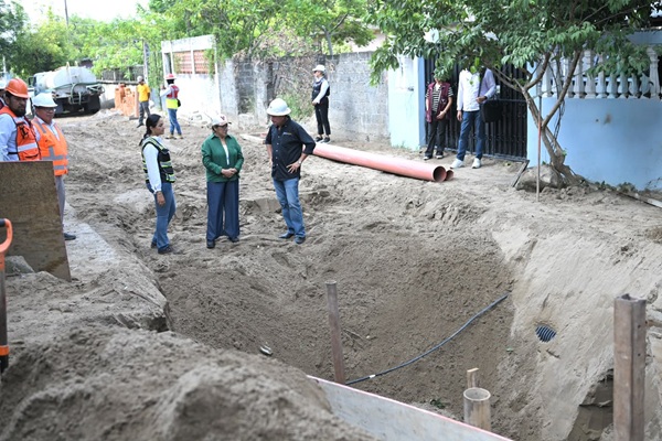 SUPERVISA ROSA MARÍA CONSTRUCCIÓN DE DRENAJE SANITARIO EN LOMAS DEL VERGEL