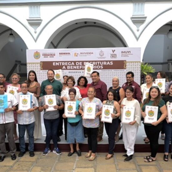 GARANTIZA ROSA MARÍA PATRIMONIO DE FAMILIAS EN COLONIAS DE VERACRUZ CON ENTREGA DE ESCRITURAS