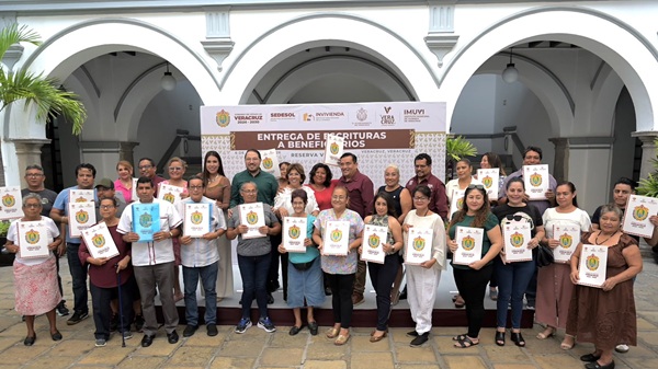 GARANTIZA ROSA MARÍA PATRIMONIO DE FAMILIAS EN COLONIAS DE VERACRUZ CON ENTREGA DE ESCRITURAS