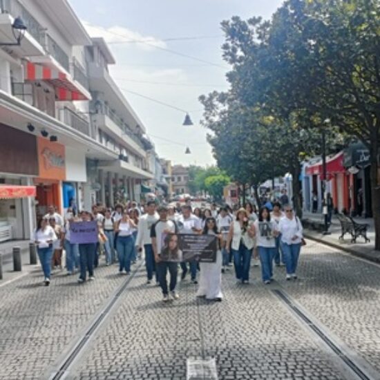 FAMILIARES Y ESTUDIANTES MARCHAN EN XALAPA PARA EXIGIR JUSTICIA POR MELANIE