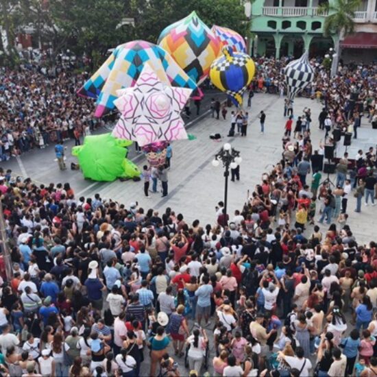 MUESTRA DE GLOBOS DE PAPEL EN EL ZÓCALO DE VERACRUZ
