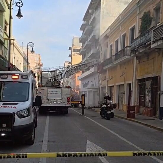 SOFOCAN BOMBEROS MUNICIPALES DE VERACRUZ INCENDIO EN LOCAL COMERCIAL DEL CENTRO HISTÓRICO