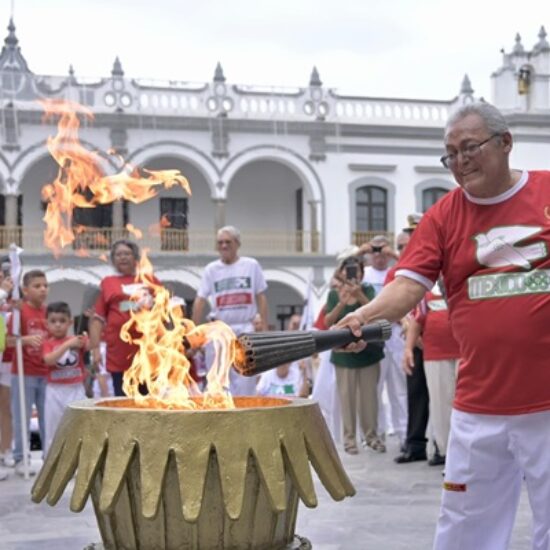 CONMEMORAN 58 AÑOS DE LA LLEGADA DEL FUEGO OLÍMPICO CON DESFILE EN EL CENTRO HISTÓRICO DE VERACRUZ