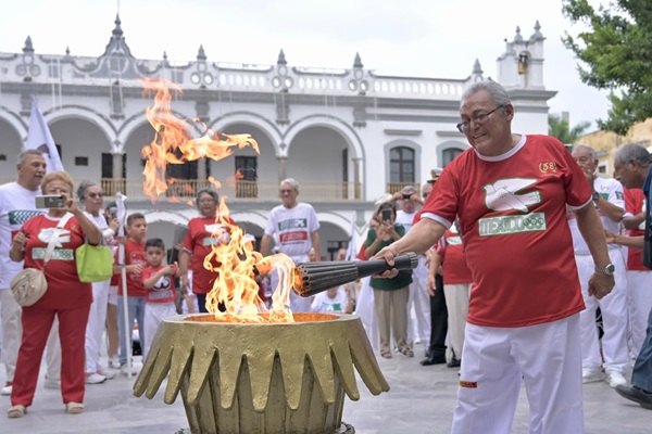 CONMEMORAN 58 AÑOS DE LA LLEGADA DEL FUEGO OLÍMPICO CON DESFILE EN EL CENTRO HISTÓRICO DE VERACRUZ