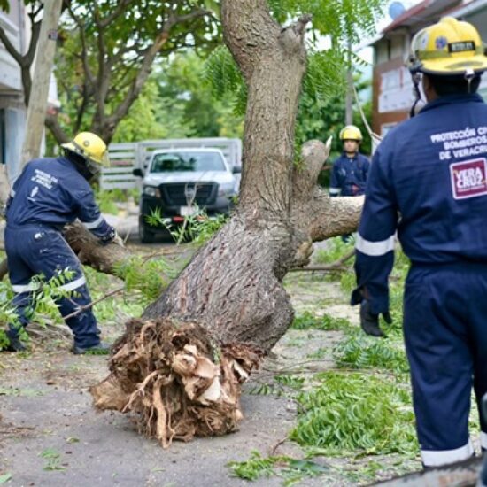 ATIENDE AYUNTAMIENTO DE VERACRUZ AFECTACIONES DEL NORTE Y LLAMA A EXTREMAR PRECAUCIONES