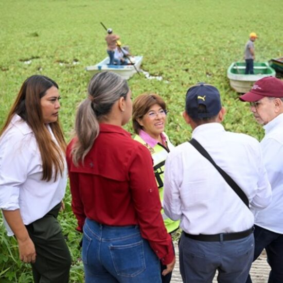 SUPERVISA ROSA MARÍA LIMPIEZA DE LA LAGUNA DE LAGARTOS, QUE PERMITIRÁ MEJORAR EL FLUJO DEL AGUA DE LLUVIA