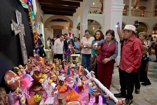 INAUGURA ROSA MARÍA EXPOSICIÓN COLECTIVA “BAJO LA PIEL: TODOS SOMOS CALACAS”