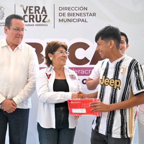 INICIA ROSA MARÍA ENTREGA DE HISTÓRICAS BECAS UNIVERSITARIAS EN LA CIUDAD DE VERACRUZ