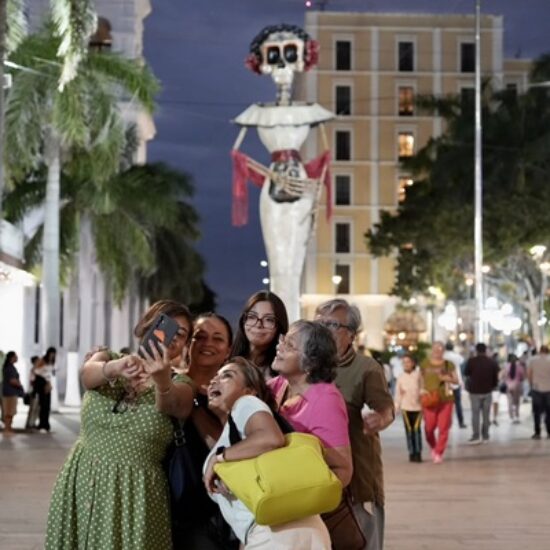 CON CEMPASÚCHIL Y UNA CATRINA MONUMENTAL, SE LLENA DE COLOR Y TRADICIÓN EL ZÓCALO DE VERACRUZ