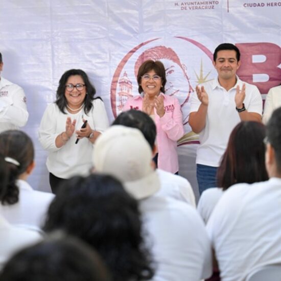CONTINÚA ROSA MARÍA ENTREGA DE BECAS UNIVERSITARIAS A JÓVENES DE LA CIUDAD DE VERACRUZ