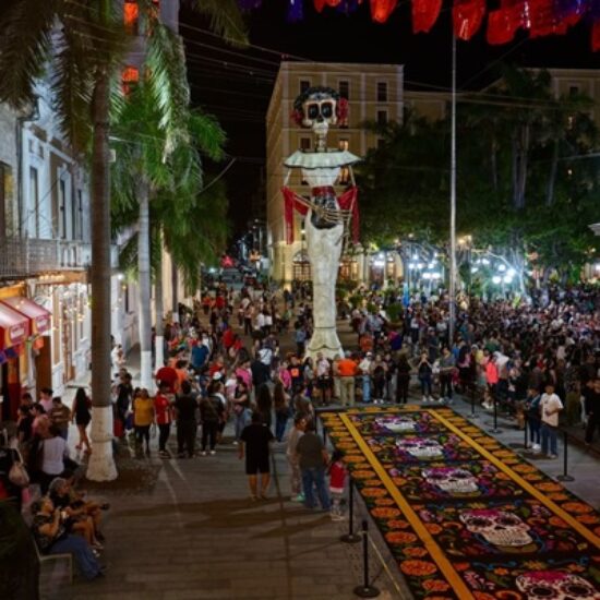 LLENA DE COLOR Y TRADICIÓN EL ZÓCALO DE VERACRUZ CONCURSO MUNICIPAL DE CATRINAS Y CATRINES